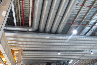 不銹鋼螺旋風(fēng)管現(xiàn)場(chǎng)作業(yè)